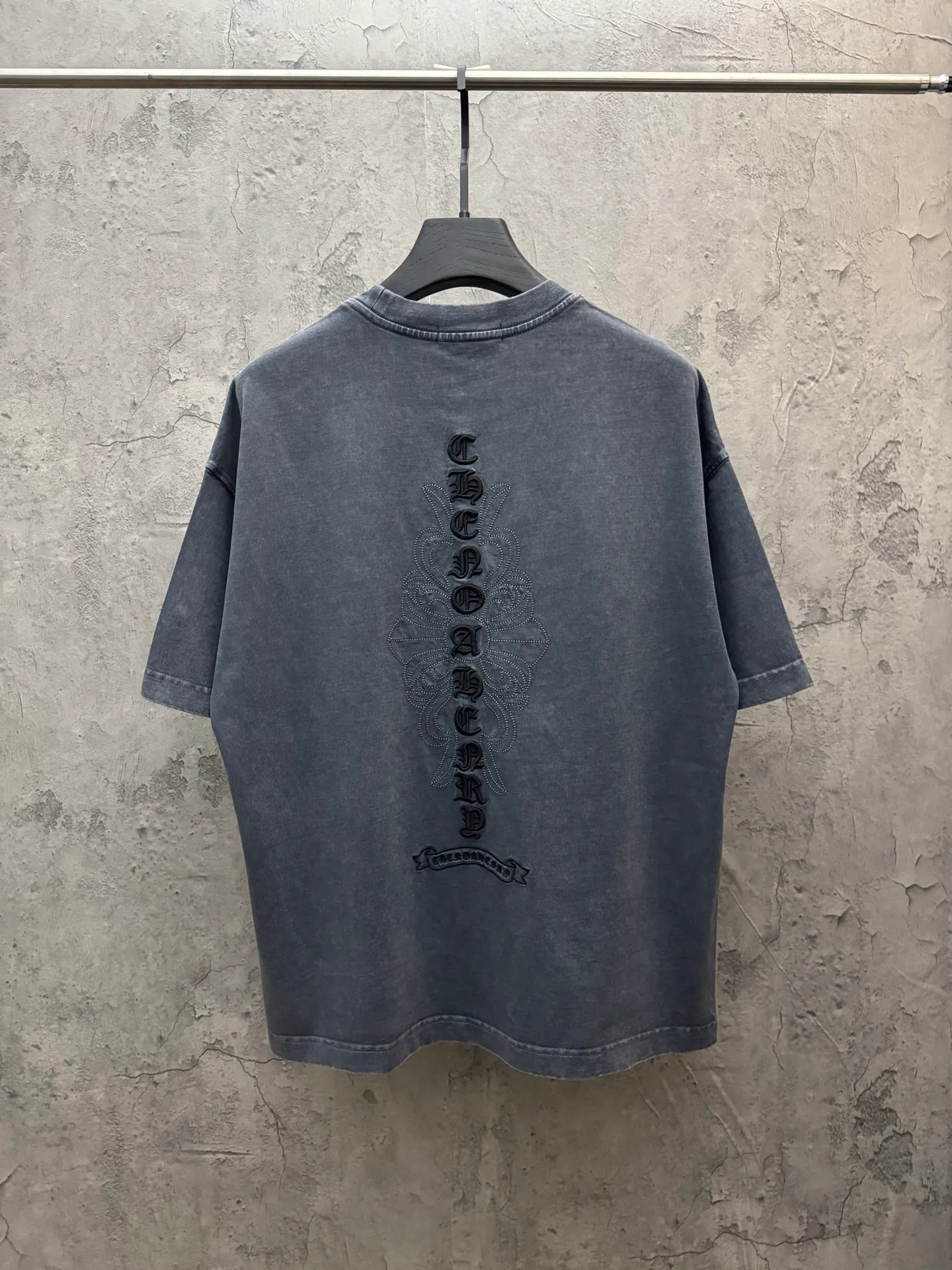 P230 top version, real shot without P, ​​different from market currency) 𝗖𝗵𝗿𝗼𝗺𝗲 𝗛𝗲𝗮𝗿𝘁𝘀/Cro Heart 2026 Spring New Original Single Counter American Washed 3D Three-dimensional Embroidered Couple Short Sleeves 👑The highest version! Customized fabric 320 grams, washed and fried. Best-selling model at the counter. Very comfortable to wear. Accessories: Original molded and authenticated collar label➕100% silk wash label. Genuine purchase-grade original hangtag➕matching hanging rope➕3D hanging beads➕original packaging bag. Craftsmanship: The original version has consistent wiring! The highest version of the armhole matching technique! Color: Gray Size: S M L XL Style No.: 6605